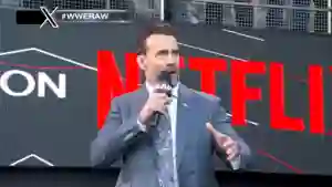 CM Punk é questionado sobre favor que Paul Heyman lhe deve durante pré-show do RAW na Netflix