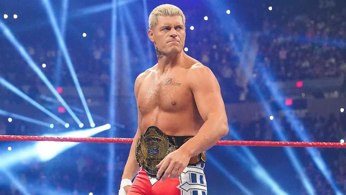 Foto: Cody Rhodes usa colar cervical durante evento