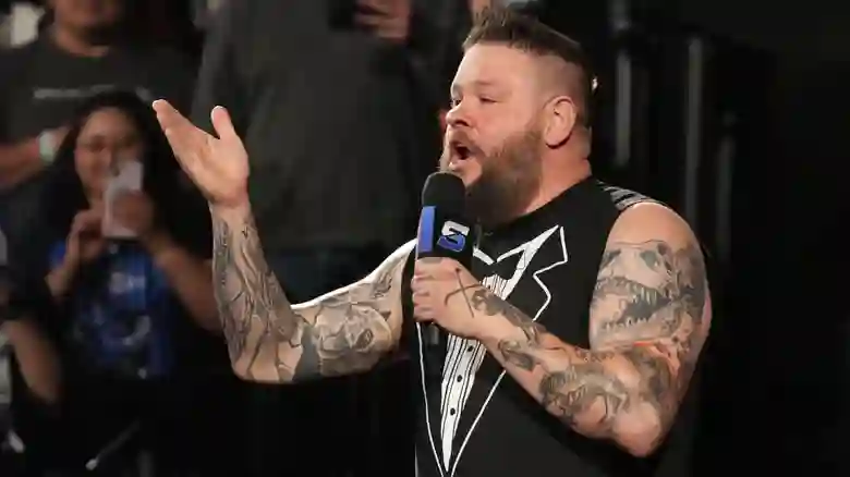 Kevin Owens vandaliza pôster de Cody Rhodes na sede da WWE