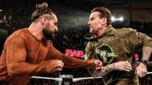 Seth Rollins confronta CM Punk no WWE RAW; The Bloodline intervém