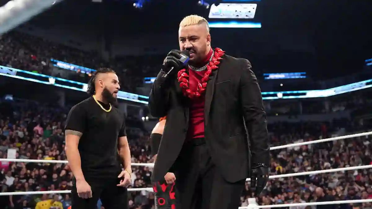 Andrade reage após ataque do The Bloodline no WWE SmackDown