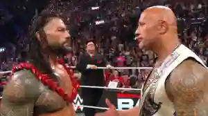 The Rock coroa Roman Reigns após vitória na Tribal Combat no primeiro RAW na Netflix