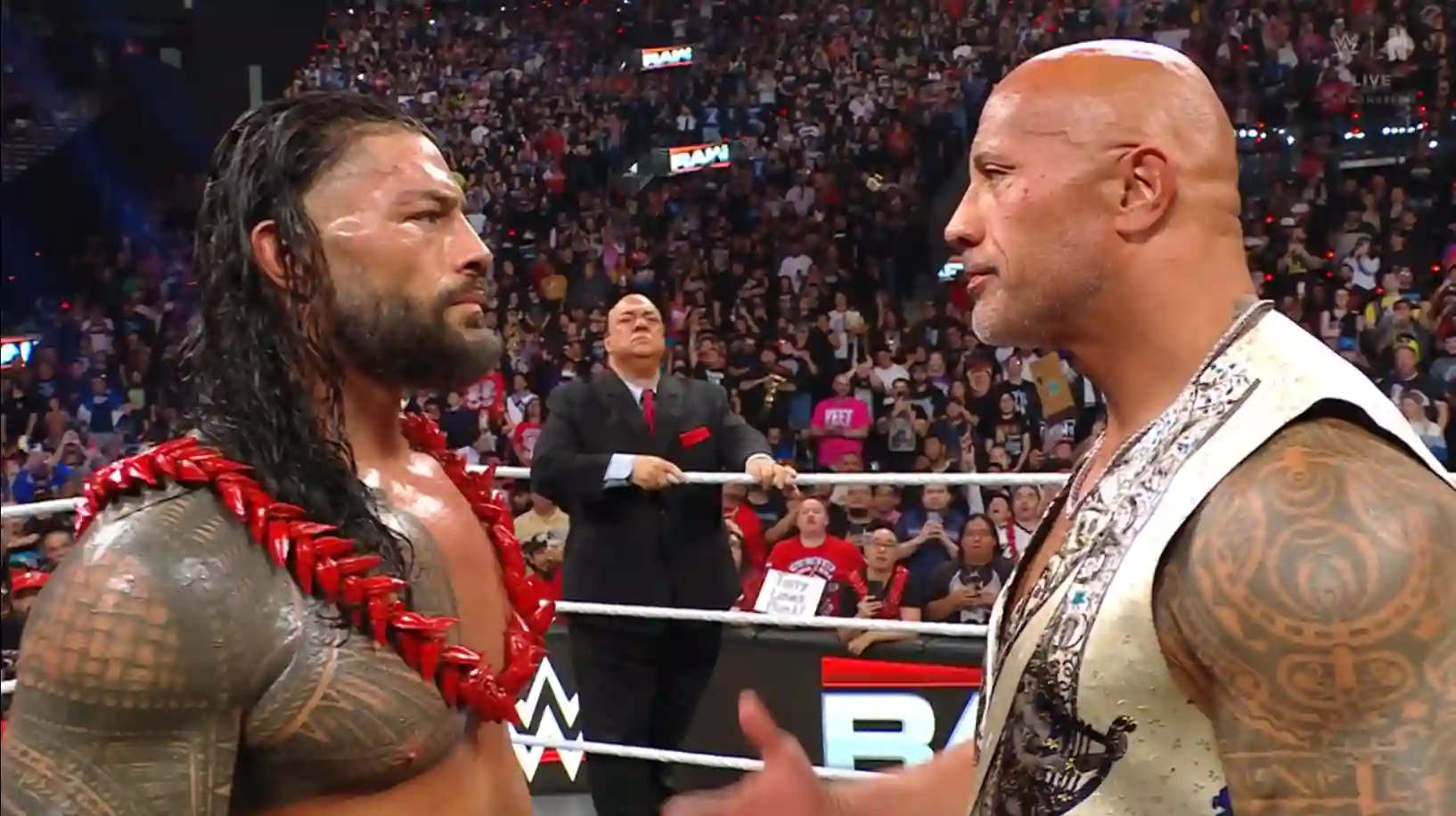 The Rock coroa Roman Reigns após vitória na Tribal Combat no primeiro RAW na Netflix