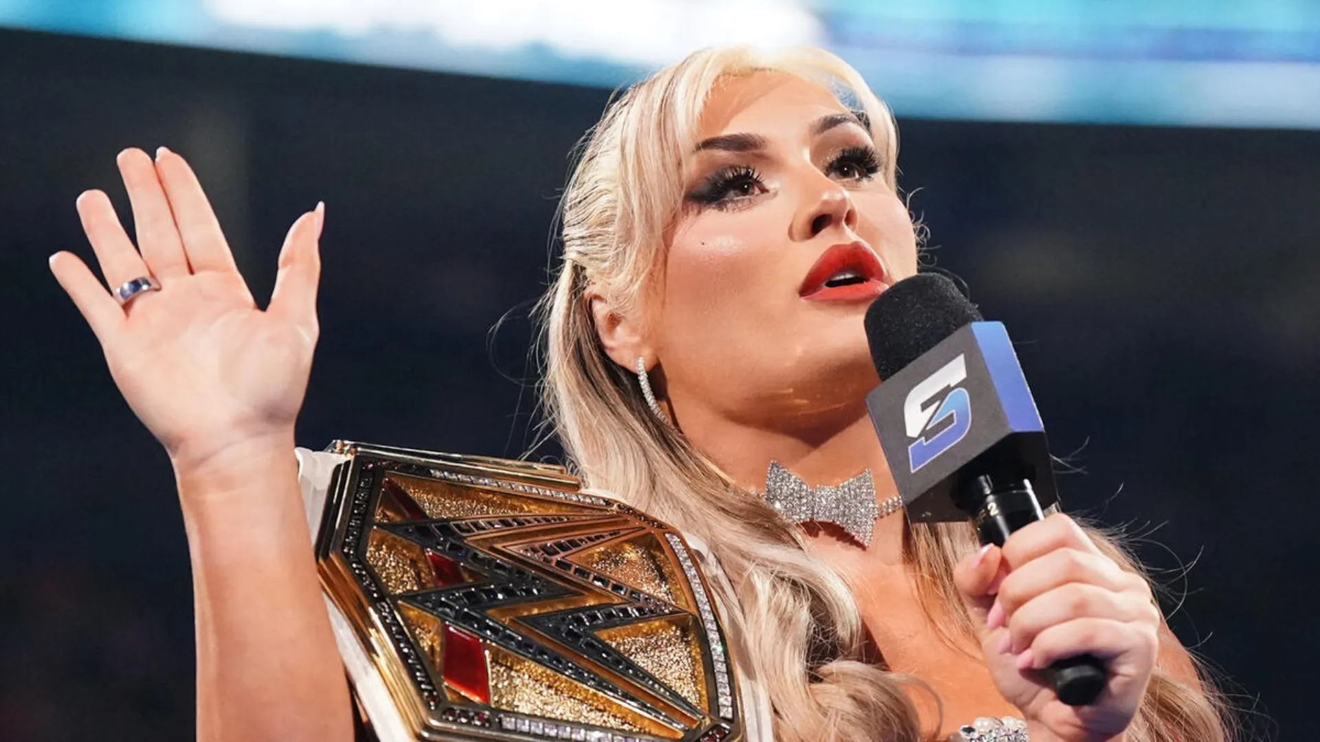 Current WWE champion sends message to Tiffany Stratton after SmackDown