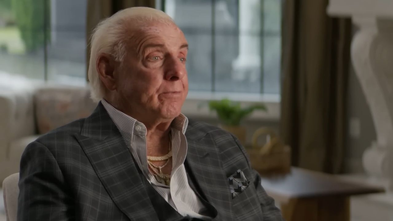 [WATCH] Ric Flair’s interaction with a waitress goes viral on Twitter